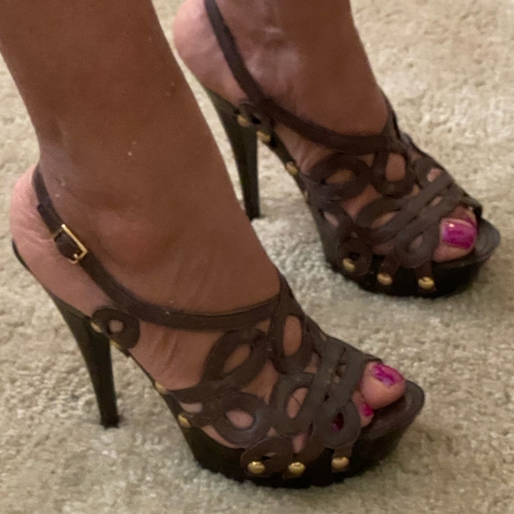 Jessica Simpson strappy, wood heel w/gold studs